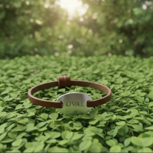 image de notre bracelet Oval en cuir dans la nature